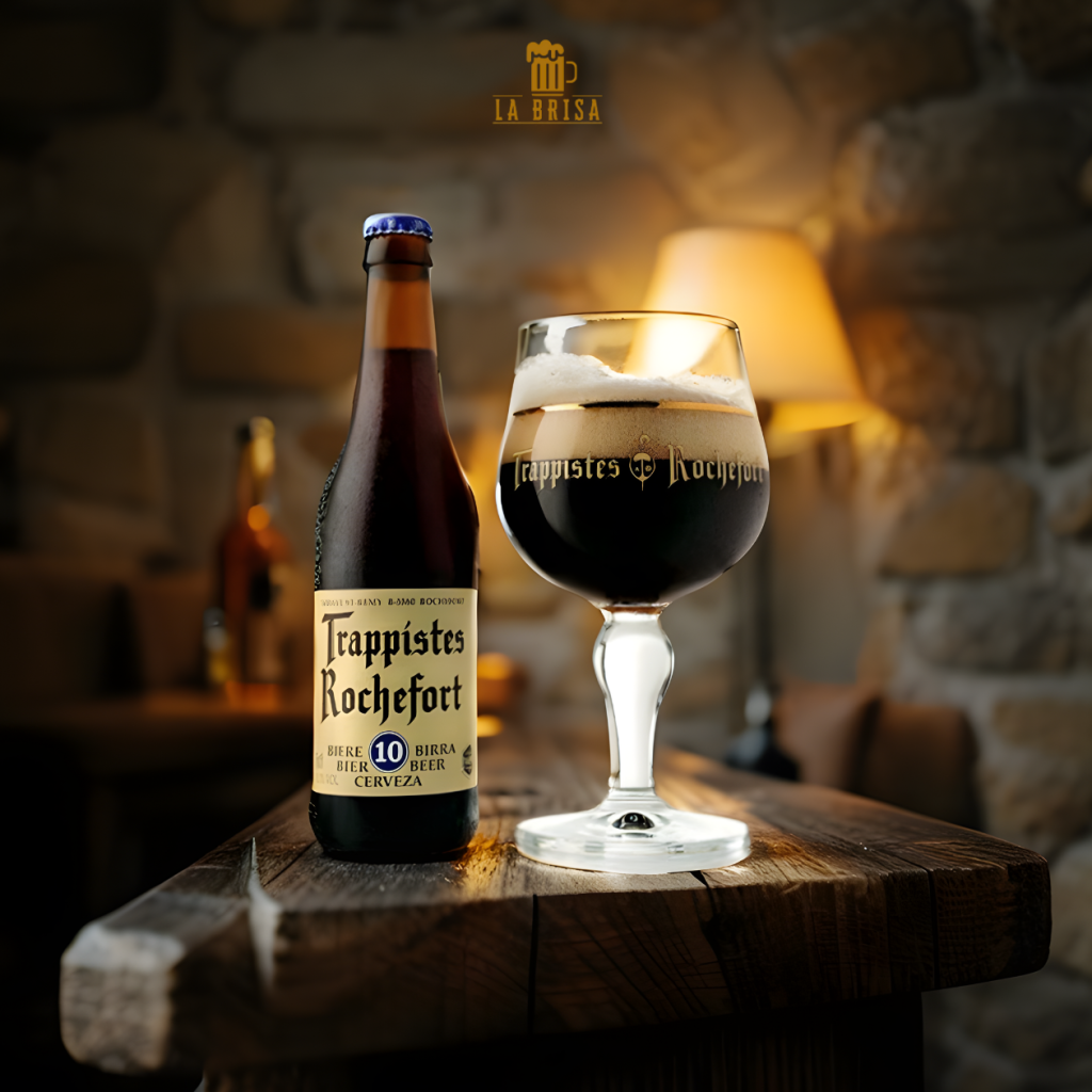 Chai bia Trappistes Rochefort 10 nhập khẩu Bỉ và ly bia rót sẵn trên bàn gỗ mộc tại La Brisa Craft Beer